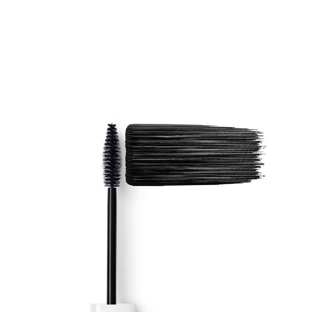 Un applicatore di mascara con pennello nero accanto a una striscia di colore nero su sfondo bianco.