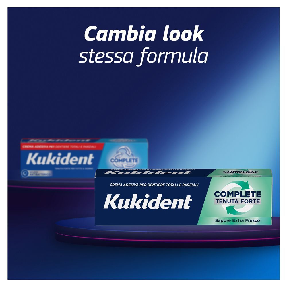 Crema adesiva Kukident Complete su un piedistallo, con un'altra scatola sullo sfondo.