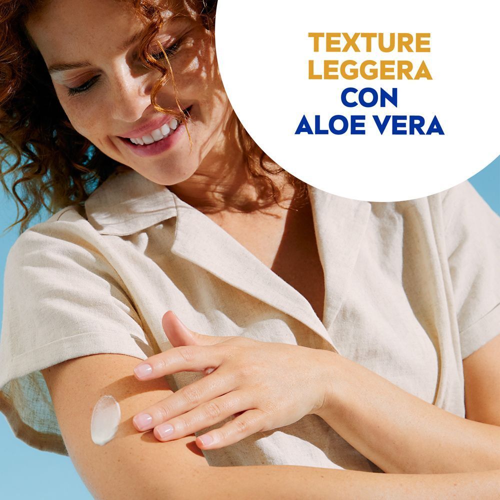 Donna applica Nivea Sun Sensitive Immediate Protect FP50+, texture leggera con aloe vera.