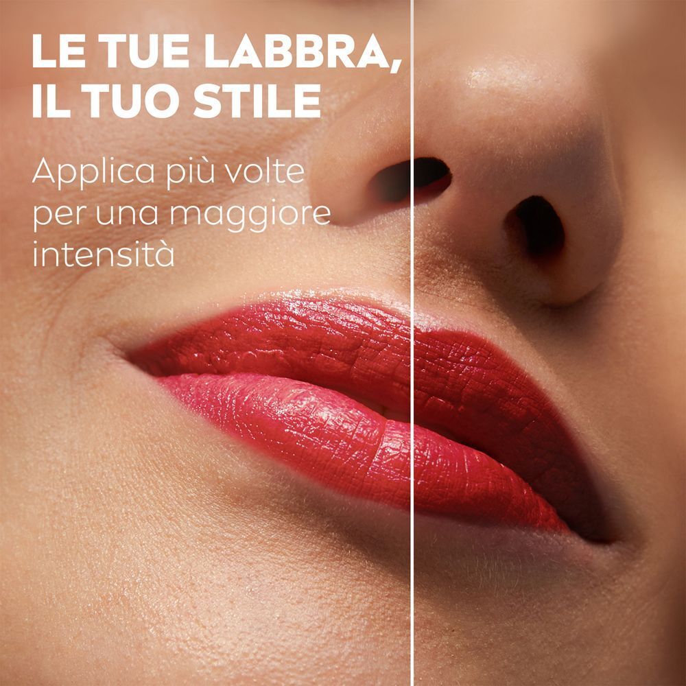 Primo piano di labbra con rossetto rosso. Intensità aumentata con più applicazioni.