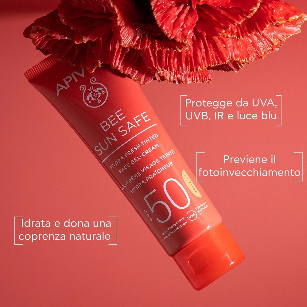 Tubo rosso APIVITA Bee Sun Safe Hydra Fresh Gel-Crema Colorata SPF50 con testi su protezione e idratazione.