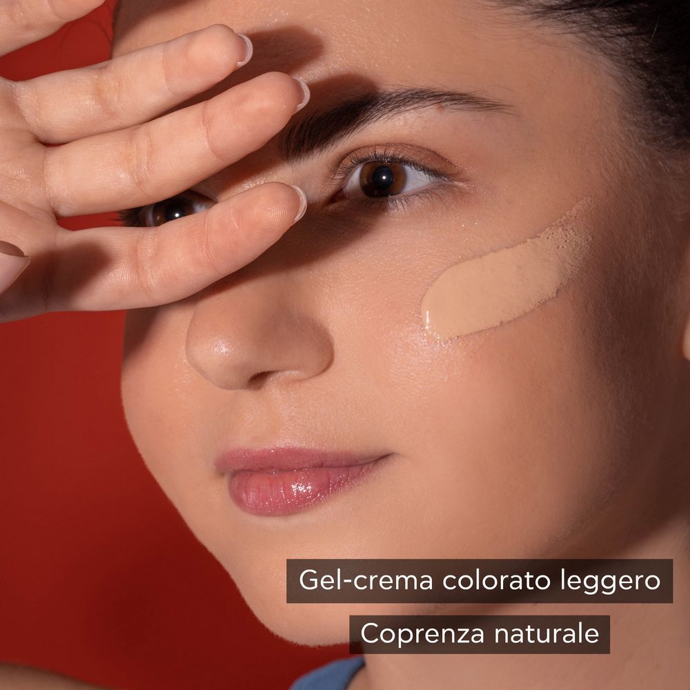 Primo piano su una guancia con applicazione leggera di gel-crema colorata APIVITA.