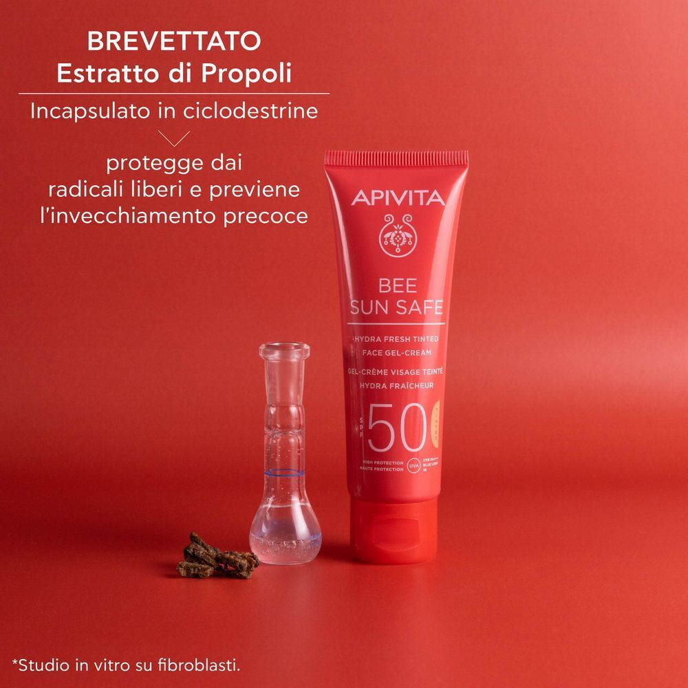 Tubo rosso crema-gel solare SPF 50 ed estratto di propoli in provetta.