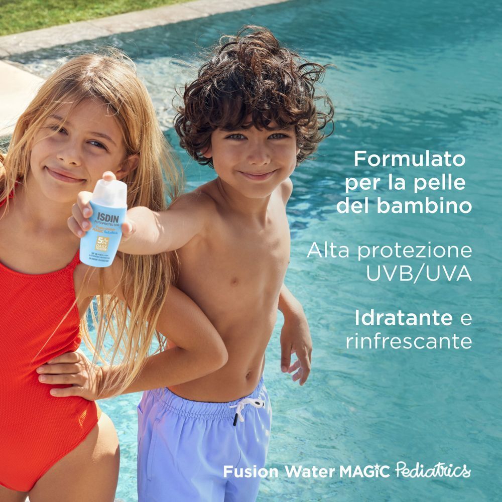 Due bambini vicino a una piscina con un flacone di ISDIN Fotoprotector Fusion Water Magic Pediatrics Fluido (SPF 50).