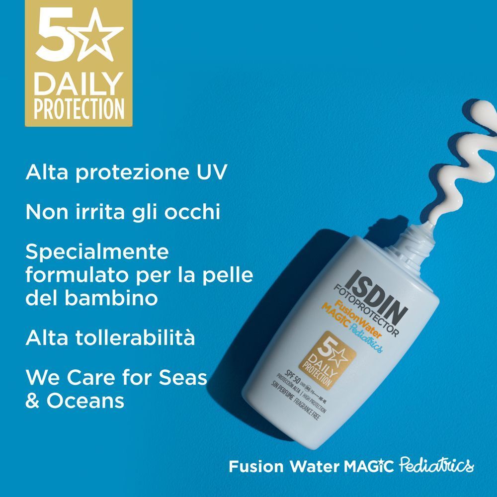 Flacone ISDIN Fotoprotector Fusion Water Magic Pediatrics Fluido (SPF 50) con testo sull'alta protezione UV.