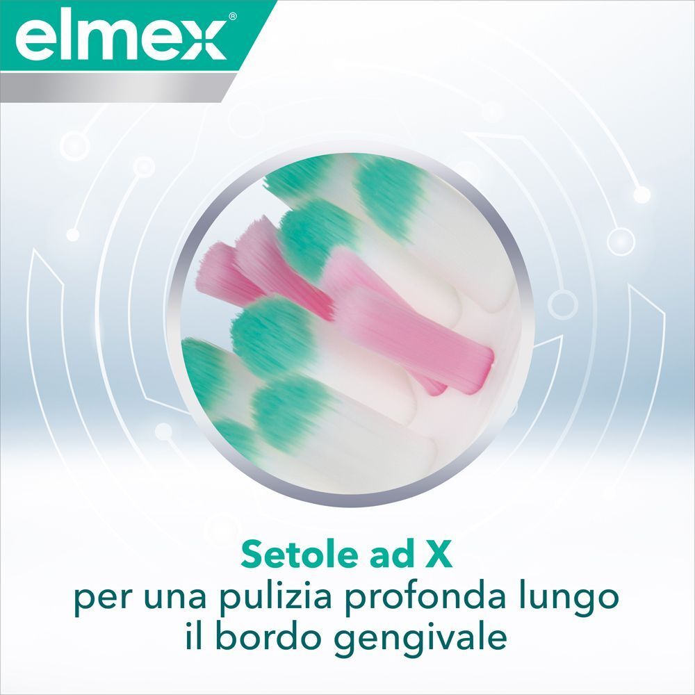 Primo piano delle setole Elmex Spazzolino Sensitive Expert Precision a forma di X per la pulizia del bordo gengivale.