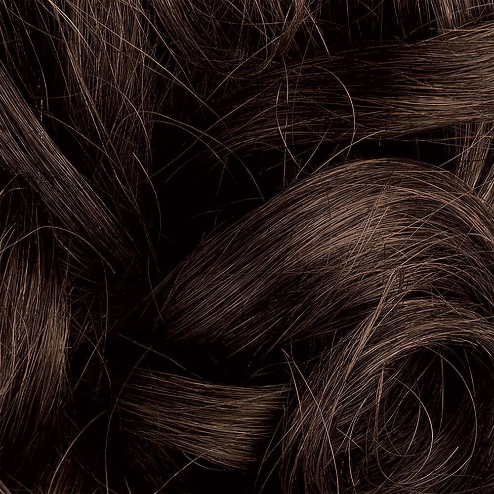 Primo piano di ciocche di capelli scure e ondulate.