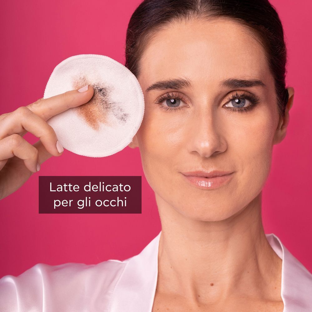 Flacone struccante occhi APIVITA accanto a un piccolo cestino verde con simbolo di riciclo.
