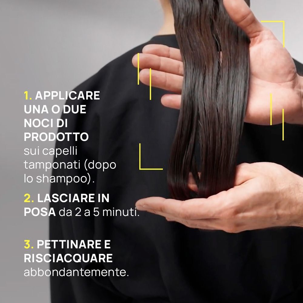 Applicazione della maschera René Furterer sui capelli tamponati.