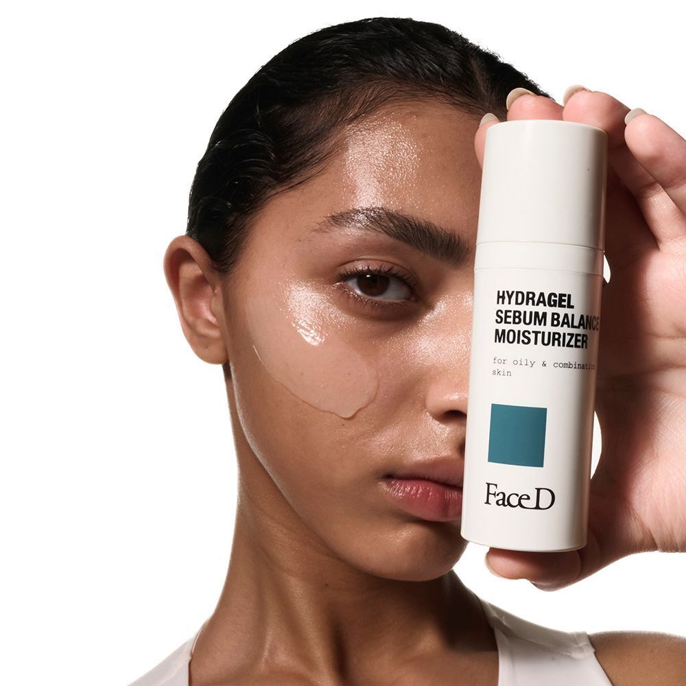 Donna con Face D Hydragel Sebum Balance Moisturizer sulla pelle.