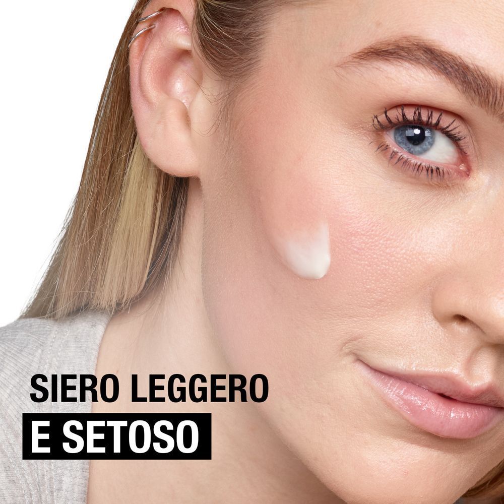 Goccia di siero sulla guancia di una donna. Testo: Siero leggero e setoso.