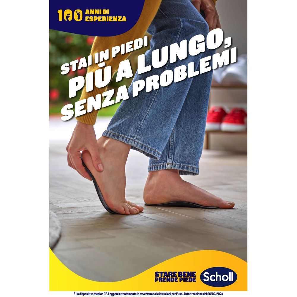 Persona inserisce una soletta Scholl per stare in piedi più a lungo senza problemi.