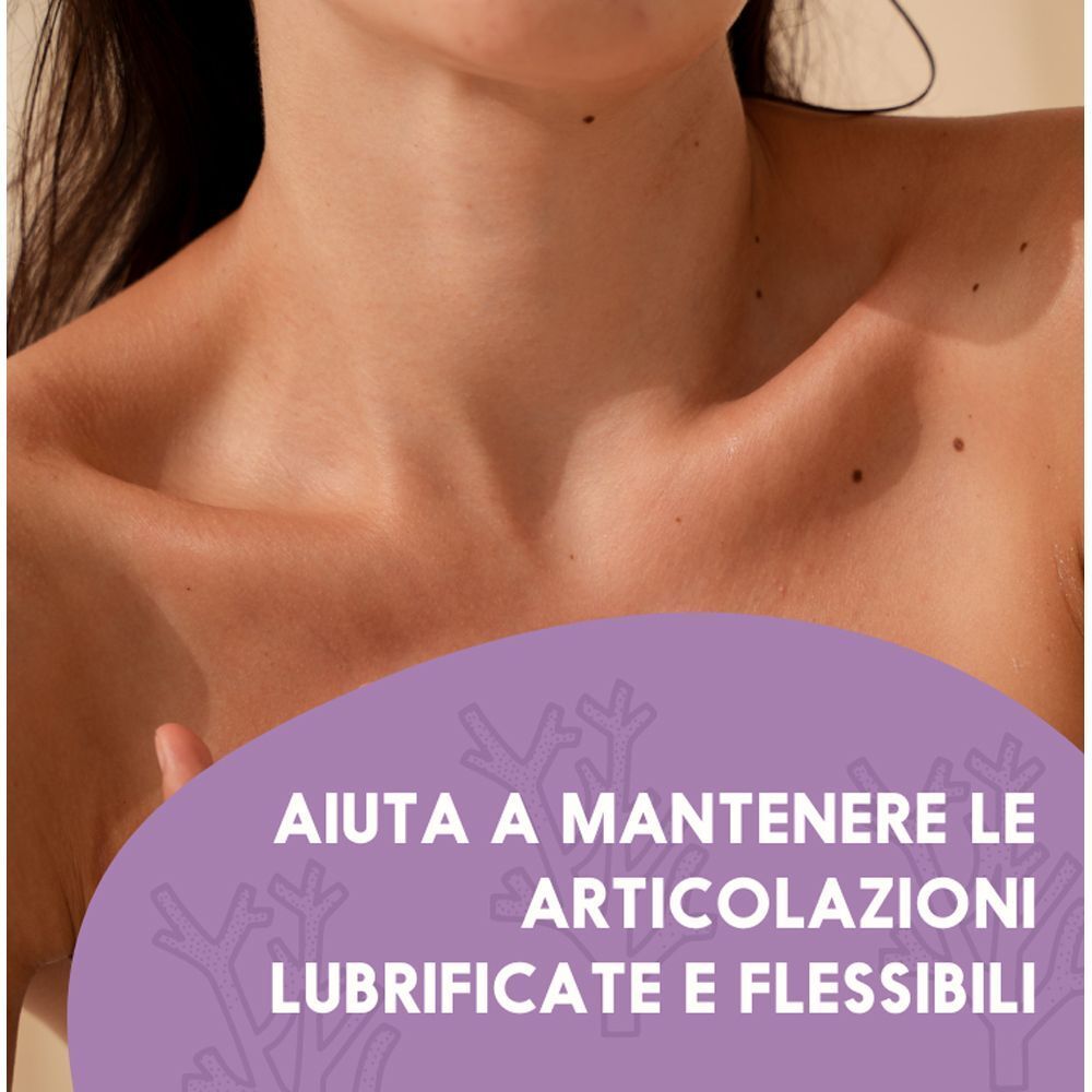 Primo piano delle spalle e della clavicola di una donna, che evidenzia la salute delle articolazioni.