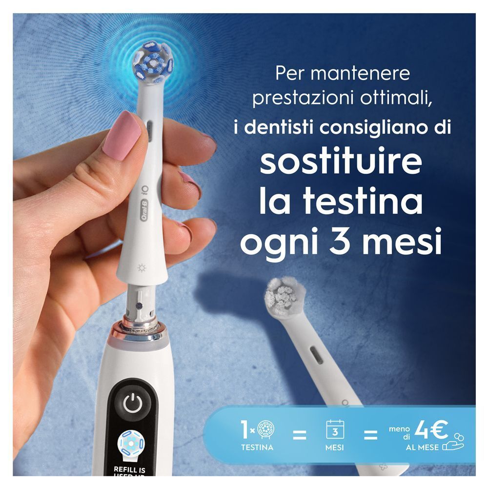 Mano che tiene una testina Oral-B iO, pronta per essere inserita nel manico.