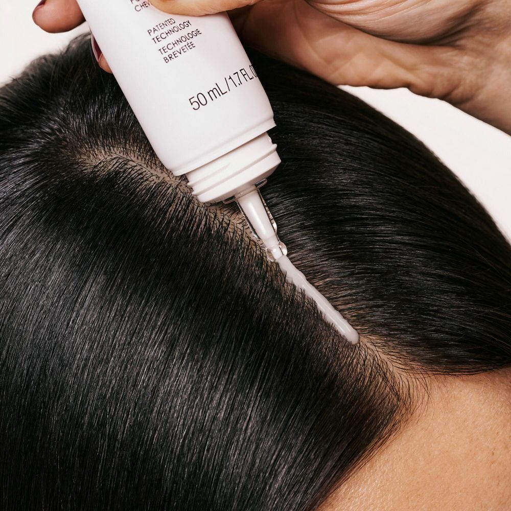 Applicazione di Olaplex N°.0.5 Scalp Longevity Treatment sul cuoio capelluto.