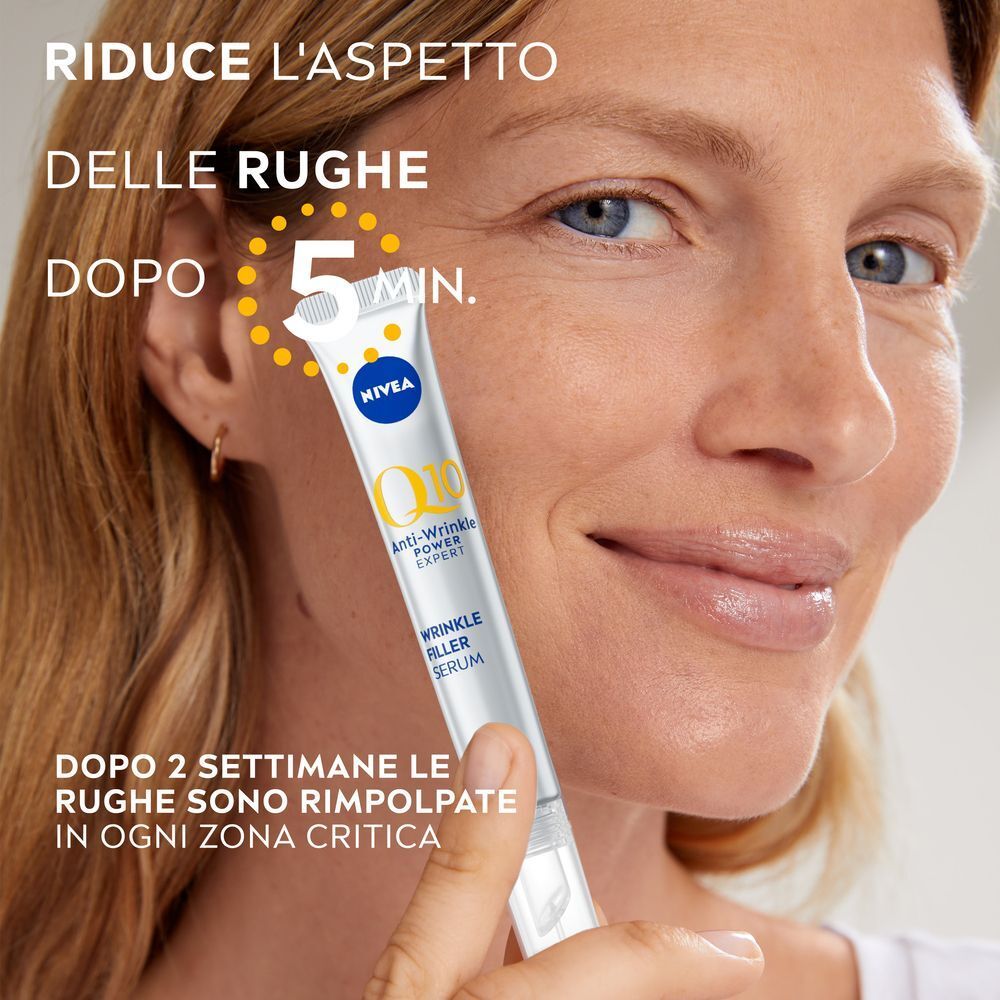 Donna tiene tubetto Nivea Q10 Anti-Rughe Expert Siero Filler. Testo: Riduzione rughe in 5 min.