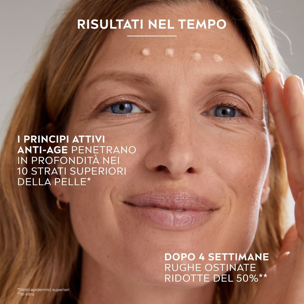 Donna con punti di Nivea Q10 Anti-Rughe Expert Siero Filler sulla fronte. Testo sui principi attivi penetranti.