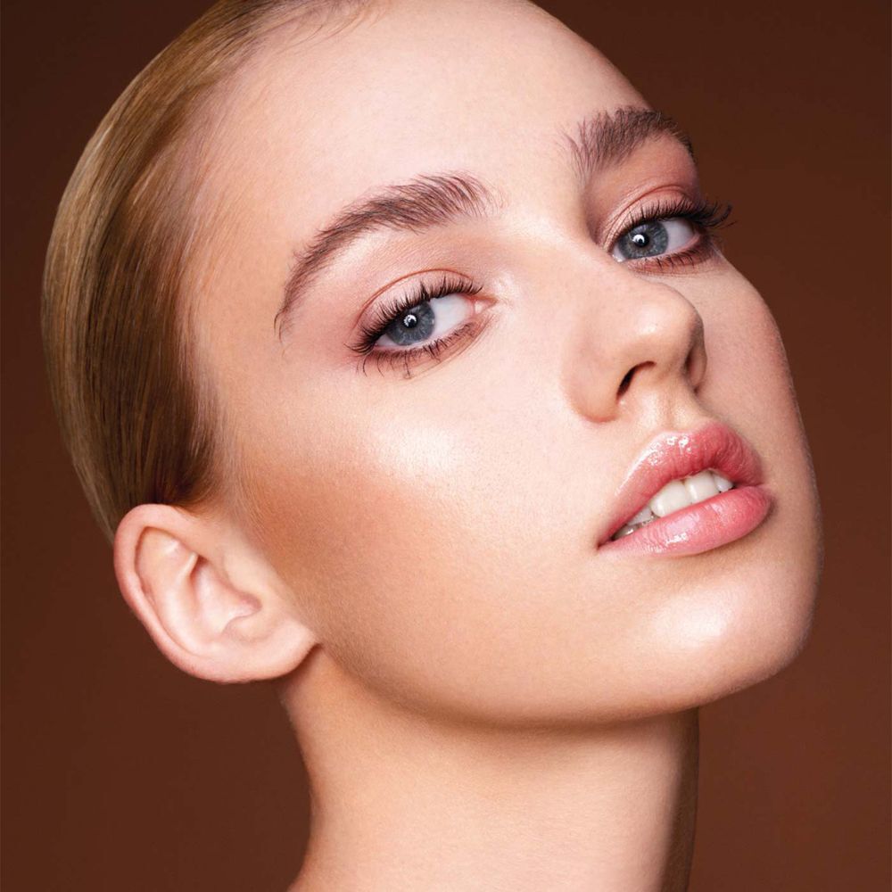 Ritratto di una giovane donna con incarnato impeccabile e trucco discreto.