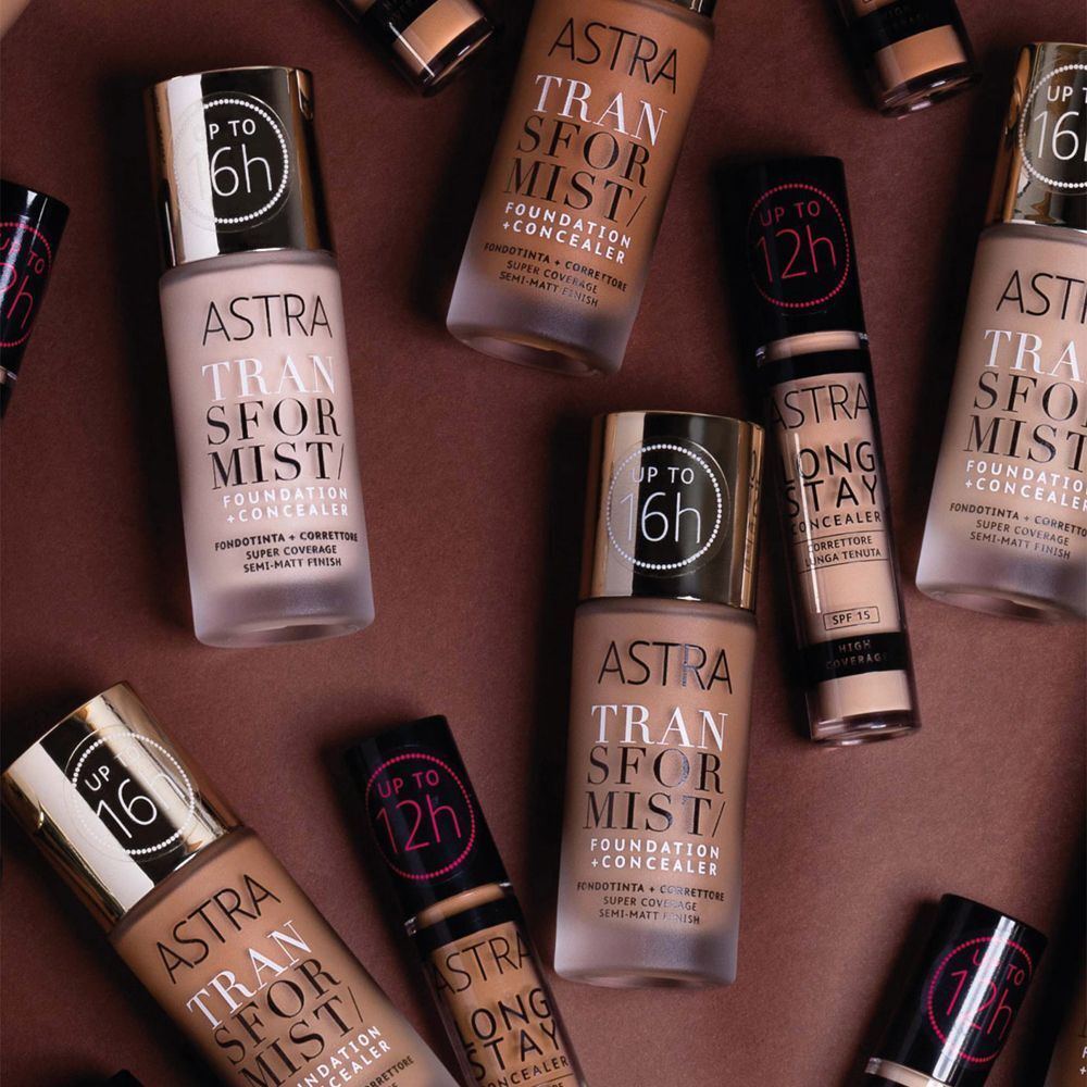 Vari flaconi di ASTRA Make-UP Transformist Fondotinta + Correttore e ASTRA LONG STAY in diverse tonalità.