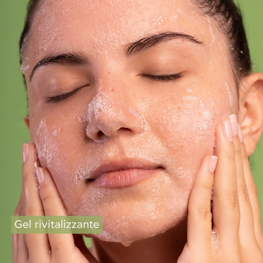 Viso di donna con Gel Purificante APIVITA schiumoso.
