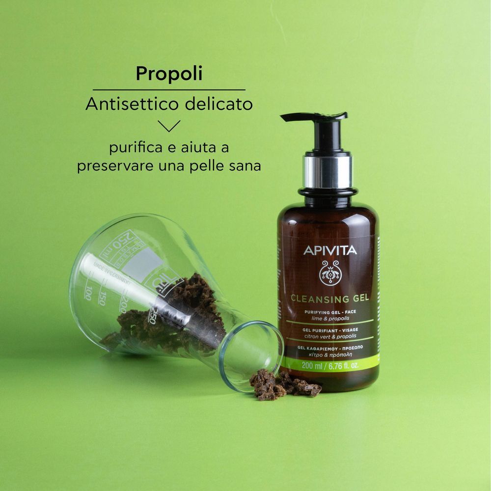 Gel Purificante APIVITA, 200 ml, accanto a un contenitore da laboratorio con propoli.