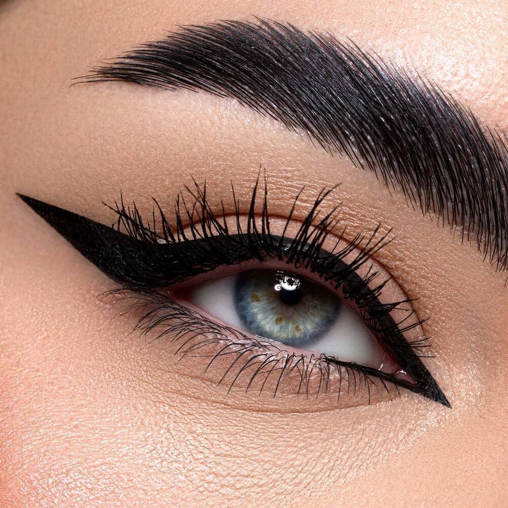 Un occhio con eyeliner nero preciso a forma di ala.
