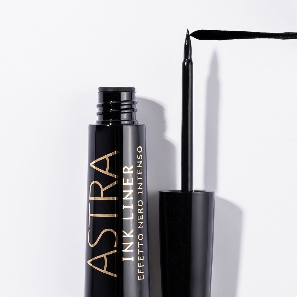 Un flacone nero ASTRA Ink Liner con applicatore e una linea nera.