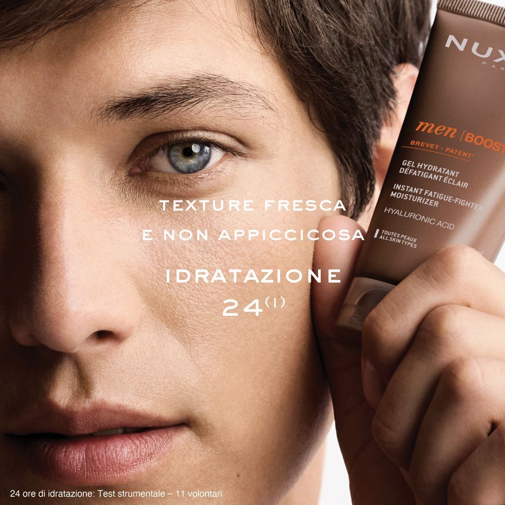 Primo piano di un uomo con Nuxe Men Gel Idratante Viso Energizzante.