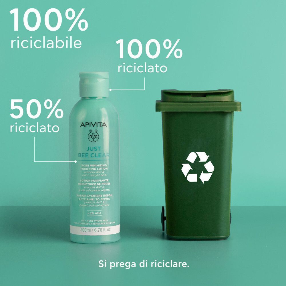 Lozione purificante Apivita Just Bee Clear vicino a bidone spazzatura. Testo: '100% riciclabile', '100% riciclato', '50% riciclato'.
