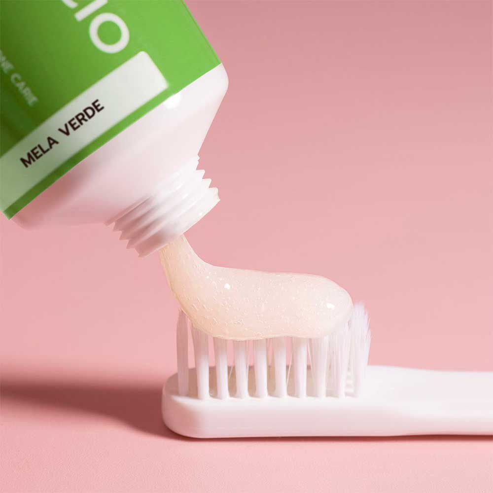 Dentifricio "Geldis" estruso da un tubetto su uno spazzolino.