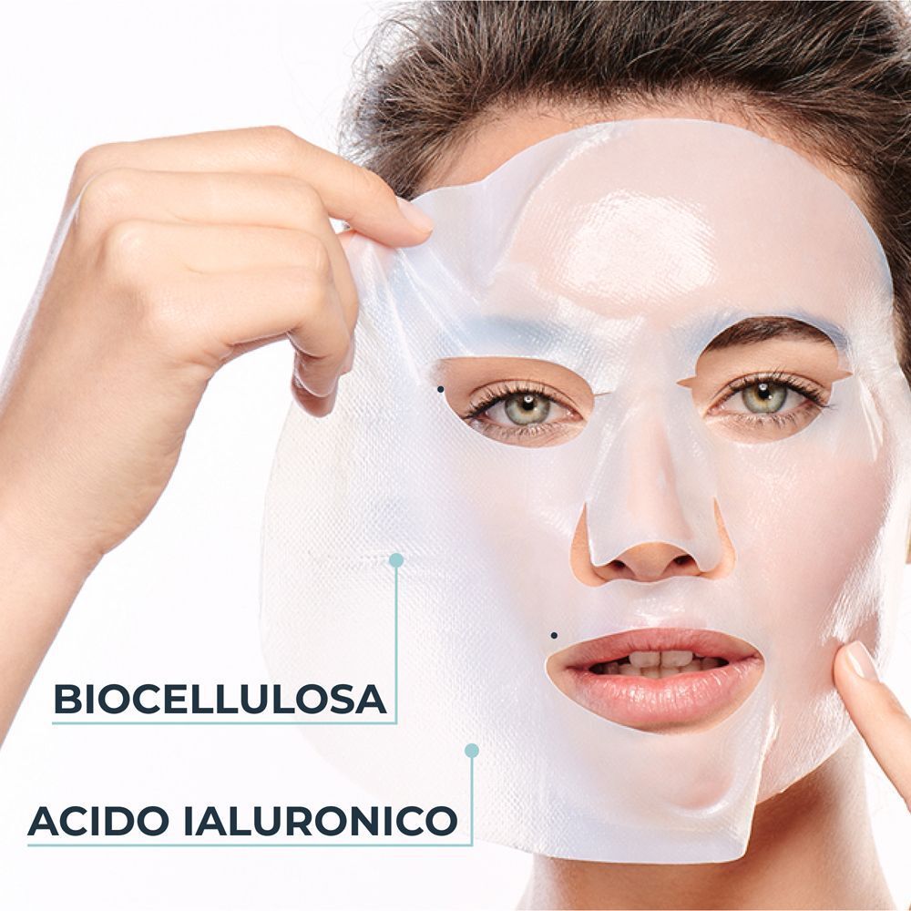 Donna con maschera Eucerin Hyaluron-Filler. Testo: Biocellulosa, Acido Ialuronico.