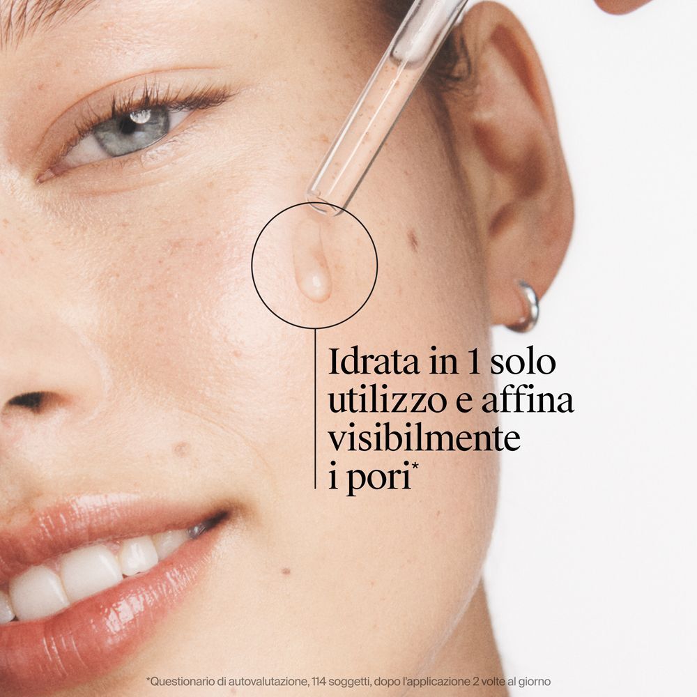 Gocce di siero applicate sulla pelle per affinare i pori.