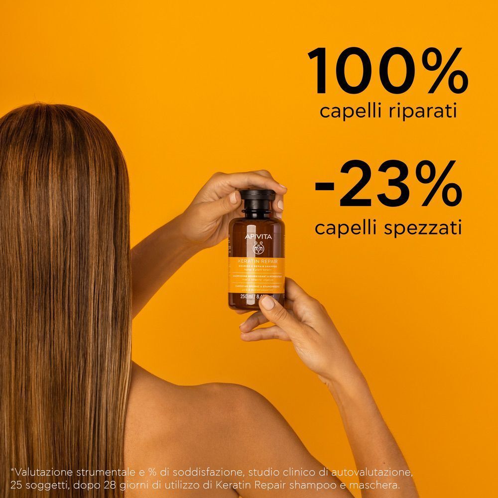 Donna tiene in mano Shampoo Keratin Repair APIVITA, mostra risultati per capelli riparati.