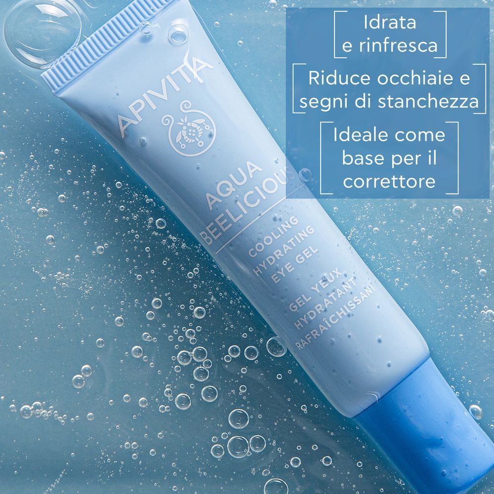 Tubetto di gel contorno occhi APIVITA Aqua Beelicious su sfondo blu con bolle. Testo: Idrata e rinfresca.
