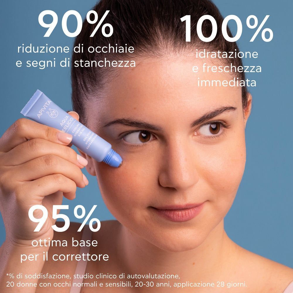 Donna applica il gel contorno occhi APIVITA Aqua Beelicious. Testo: 90% riduzione occhiaie, 100% idratazione immediata.