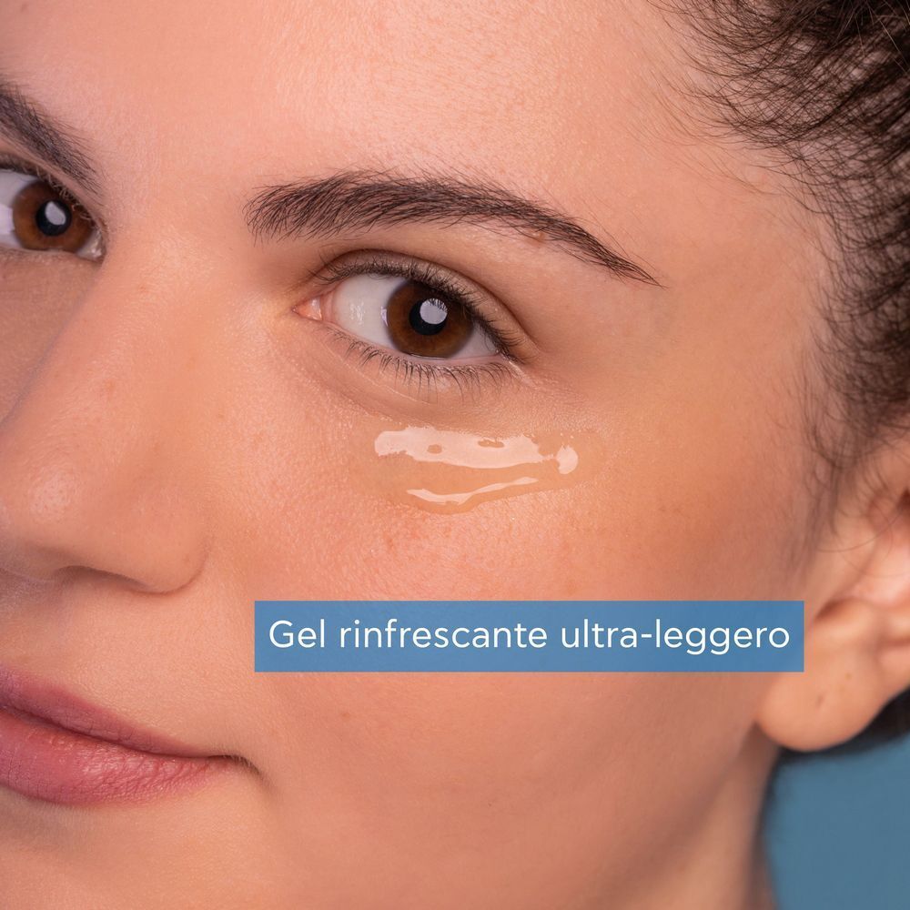 Texture in gel del contorno occhi APIVITA Aqua Beelicious sulla pelle di una donna. Testo: Gel ultra-leggero e rinfrescante.
