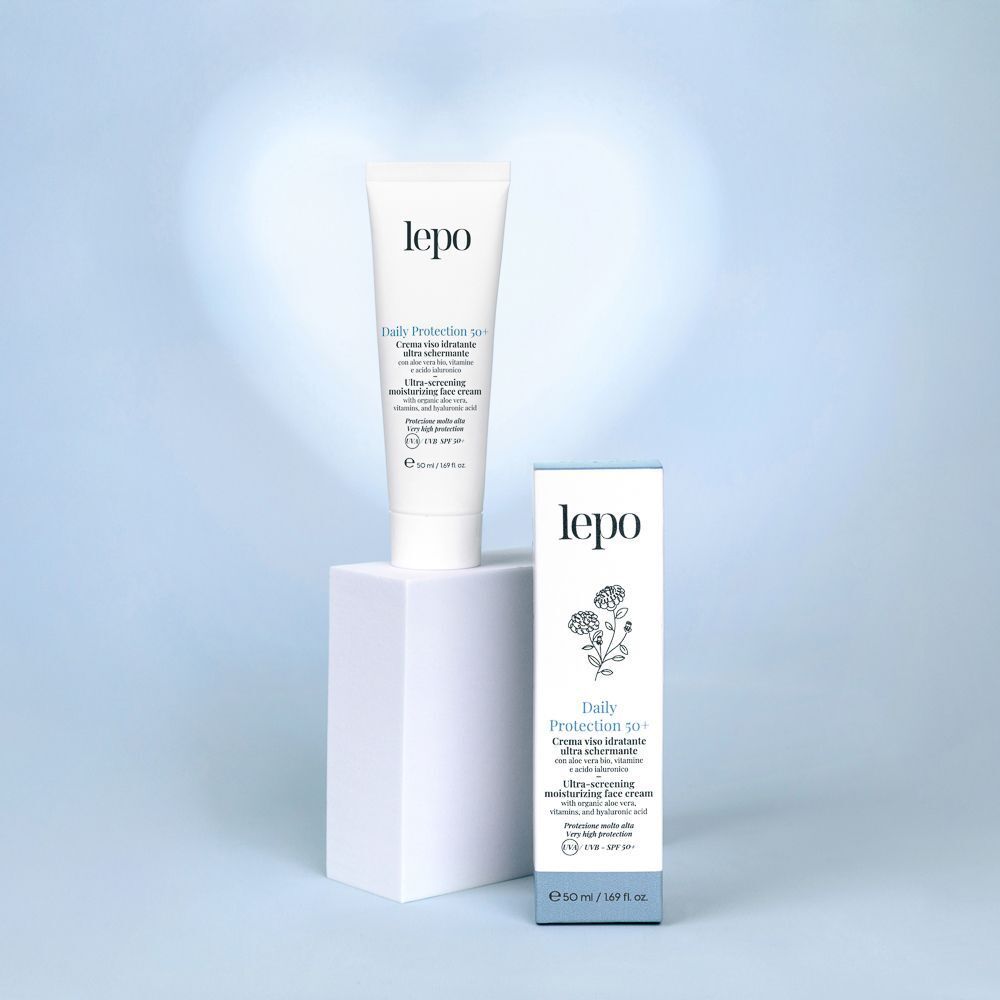 Crema viso LEPO Daily Protection 50+ SPF 50+ su un piedistallo accanto all'astuccio.