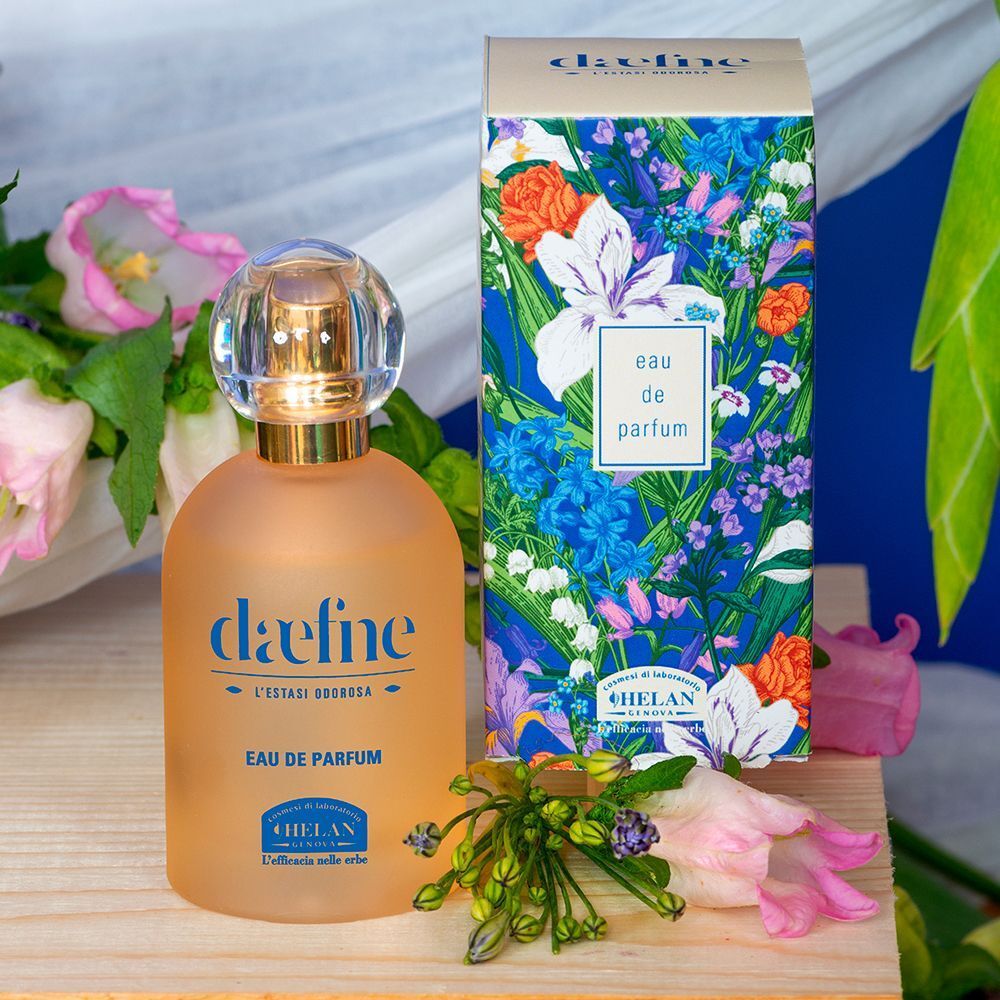 Flacone e confezione Helan DAEFNE Eau de Parfum su base in legno con fiori.