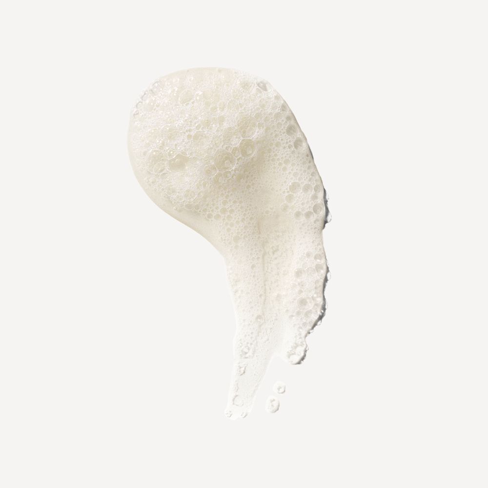 Una macchia di shampoo schiumoso con bollicine su sfondo bianco.
