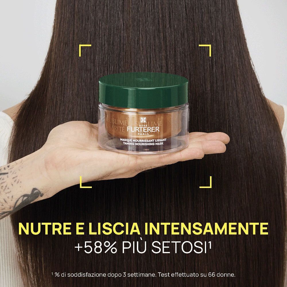 Mano che tiene una maschera René Furterer Sublime Karité davanti a capelli lunghi e scuri. Nutre e liscia.