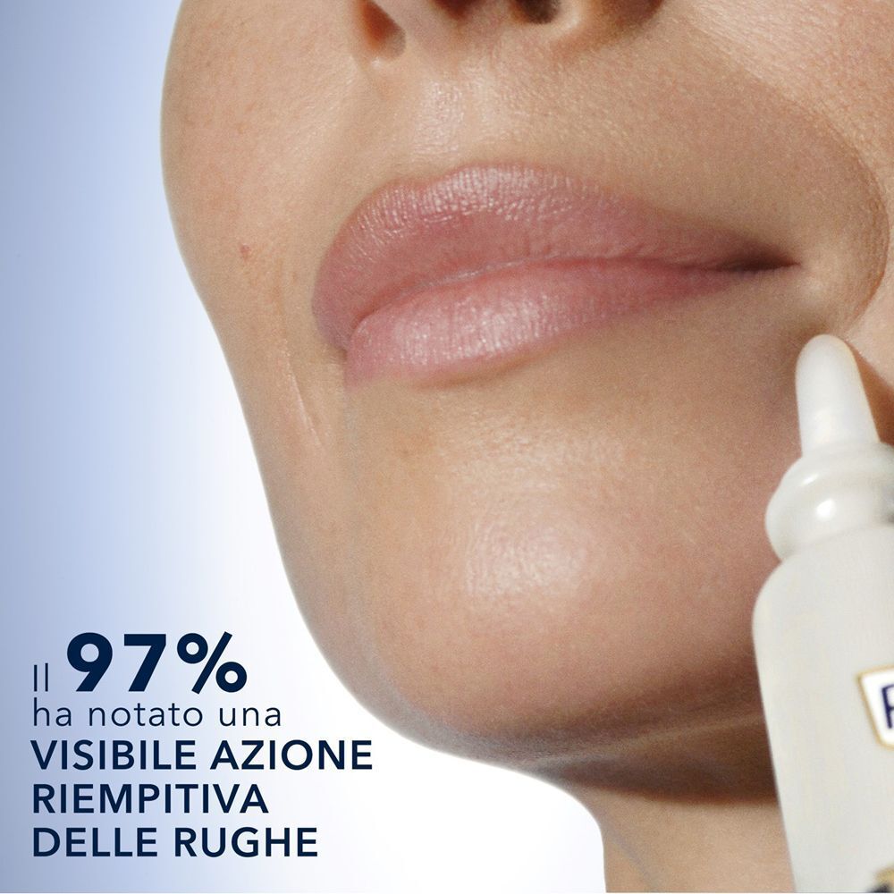 Primo piano di un'area del viso con un applicatore di siero RoC Derm Correxion®.