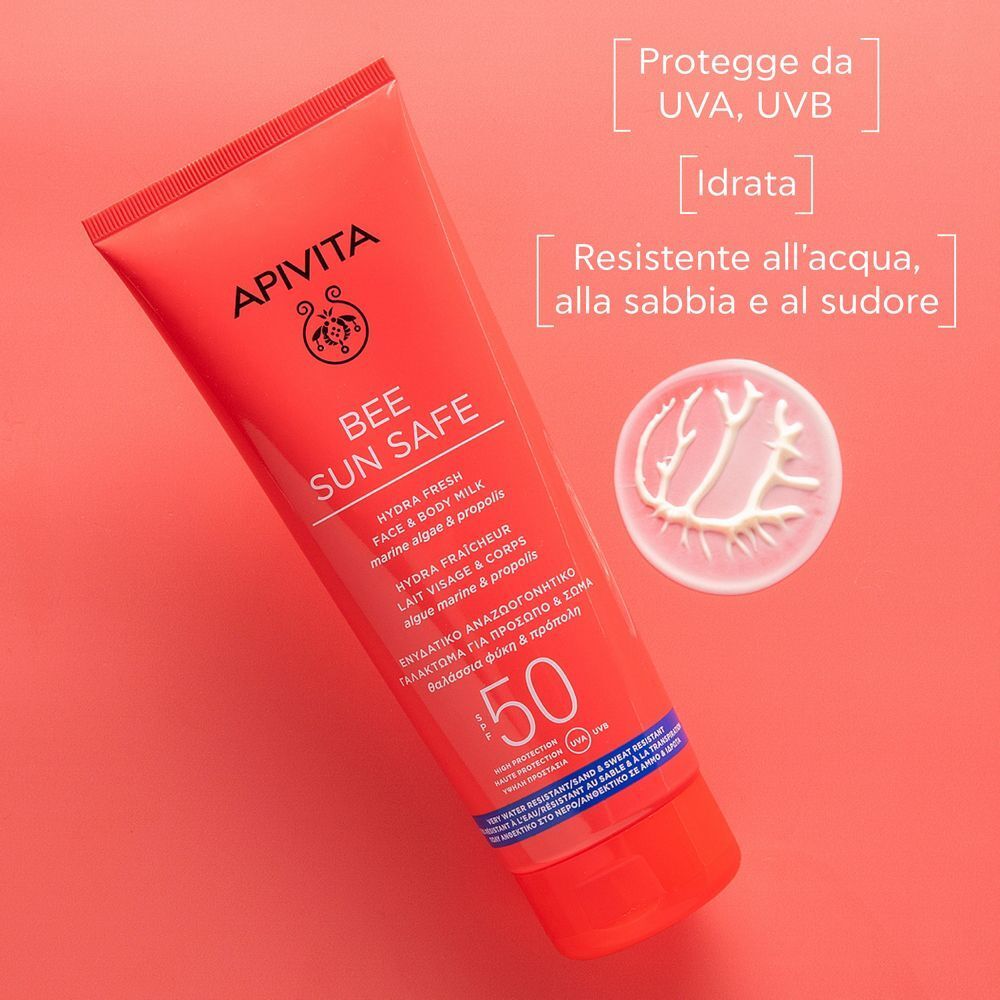 Un tubetto rosso APIVITA Bee Sun Safe SPF50 con testo su protezione UVA/UVB e resistenza all'acqua.