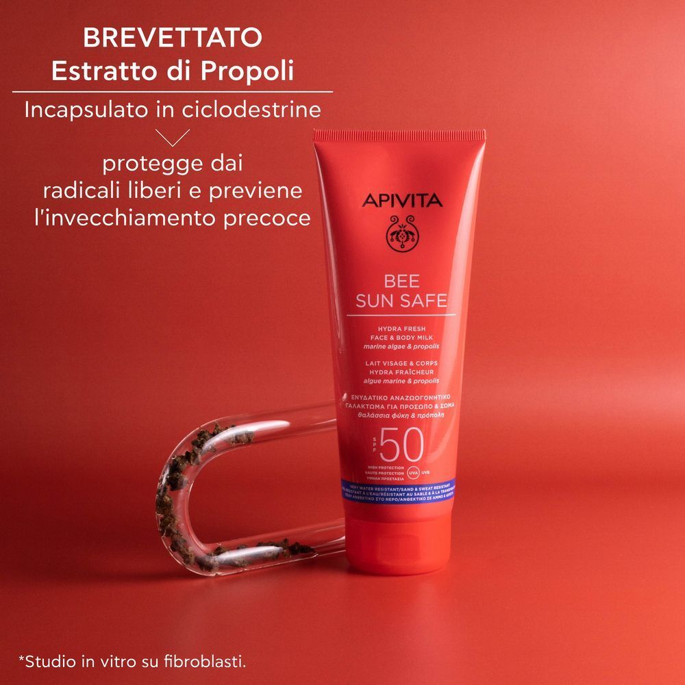 Una donna con una striscia di crema solare sulla schiena che forma un simbolo di sole.