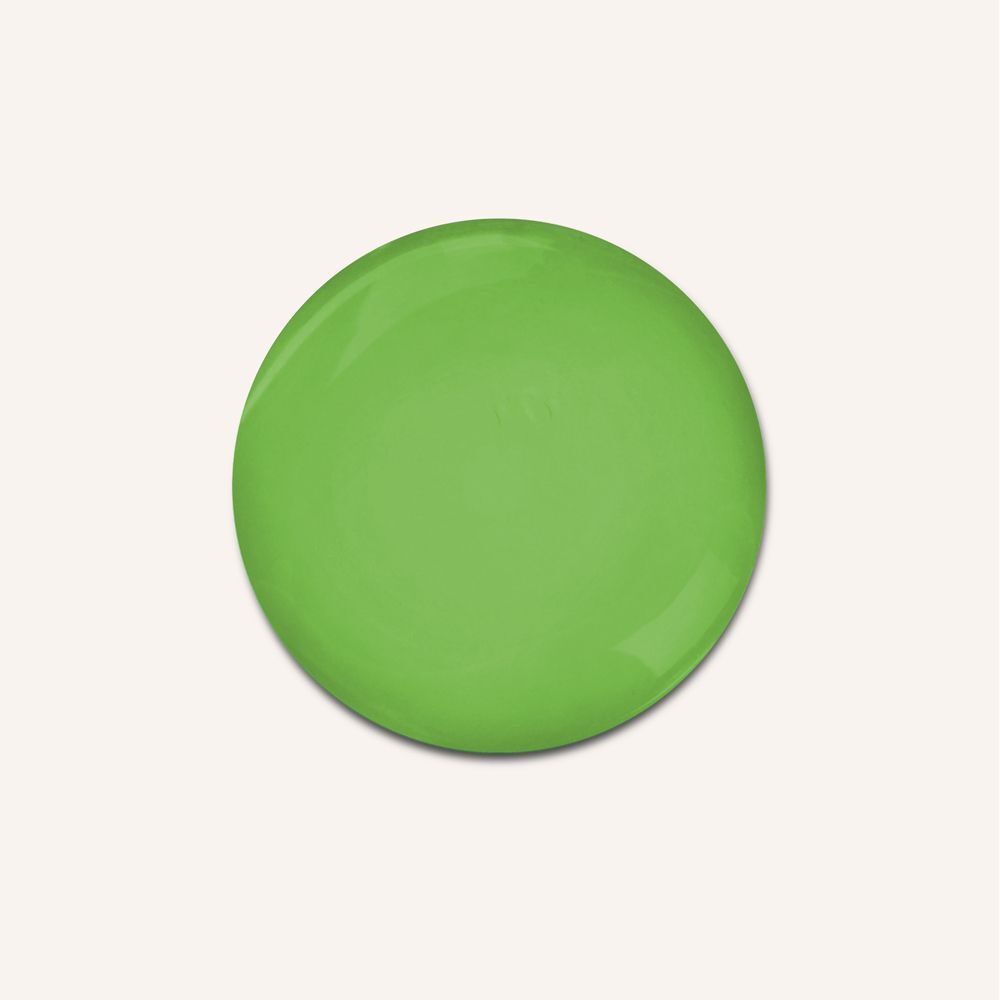 Una goccia rotonda verde brillante su sfondo bianco.