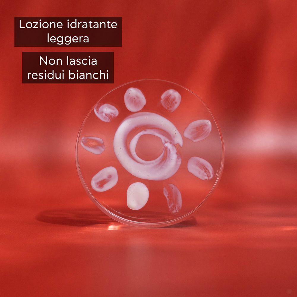 Lozione solare leggera su un piatto di vetro rotondo, senza lasciare residui bianchi.
