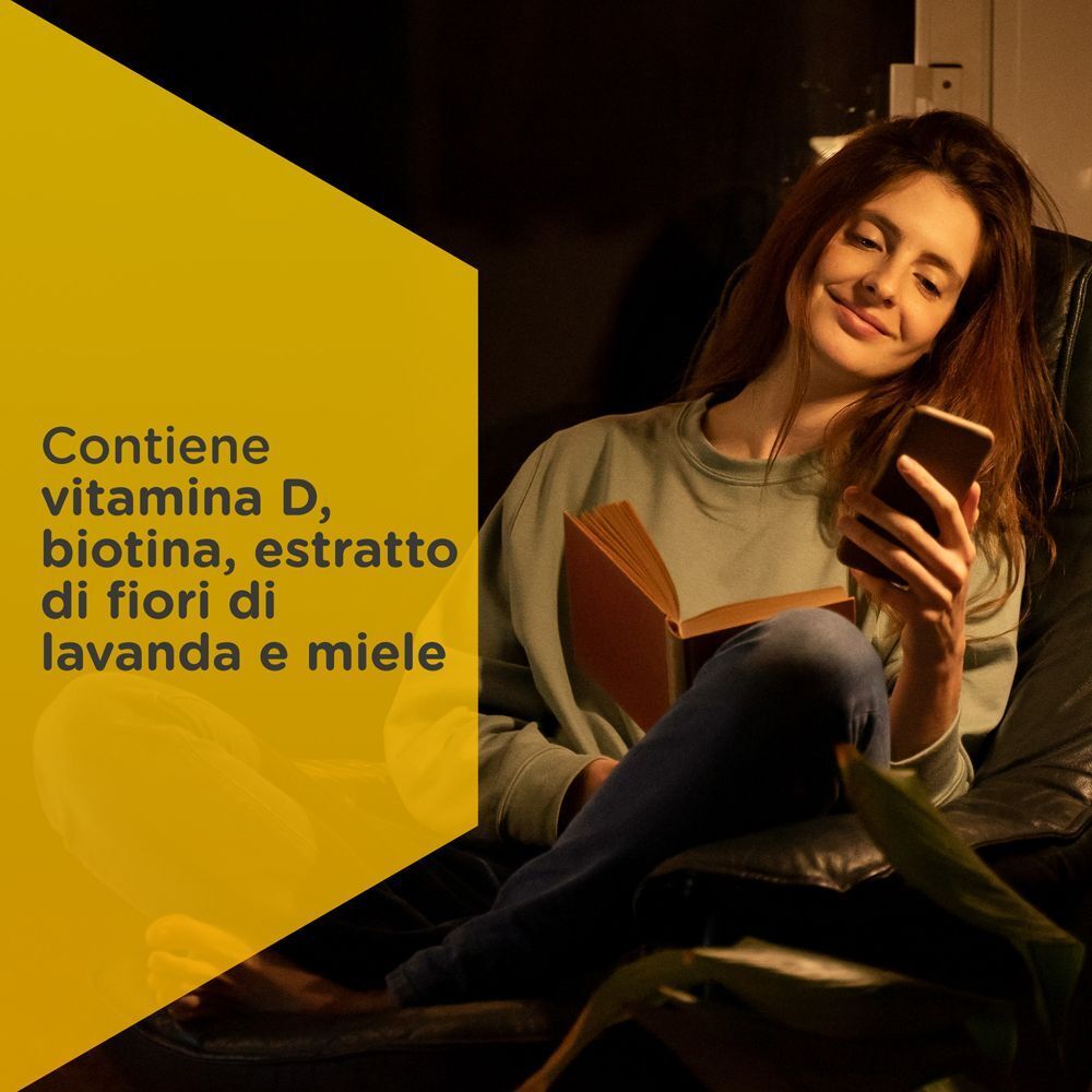 Donna rilassata con libro e smartphone, assume Sciroppo Notte Zarbee's Difese Immunitarie Adulti.