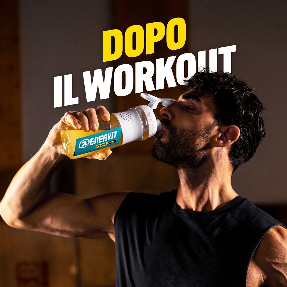 Uomo beve bevanda ENERVIT Post-Workout Boost dopo l'allenamento.