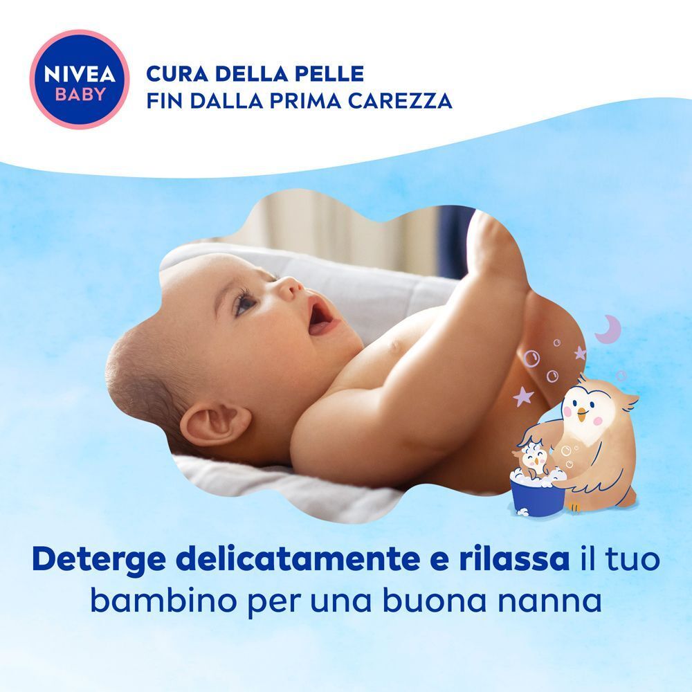 Bambino sdraiato sulla schiena, sorride. Gufo con gufetto accanto. Testo: Deterge delicatamente e rilassa per un buon sonno.