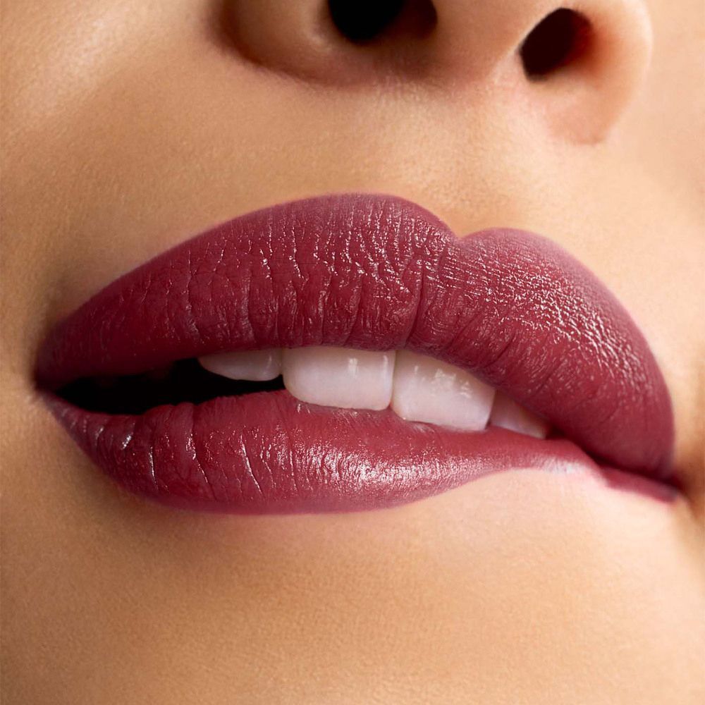 Primo piano di labbra con rossetto ASTRA Make-Up Lip Creamynal, tonalità 10.