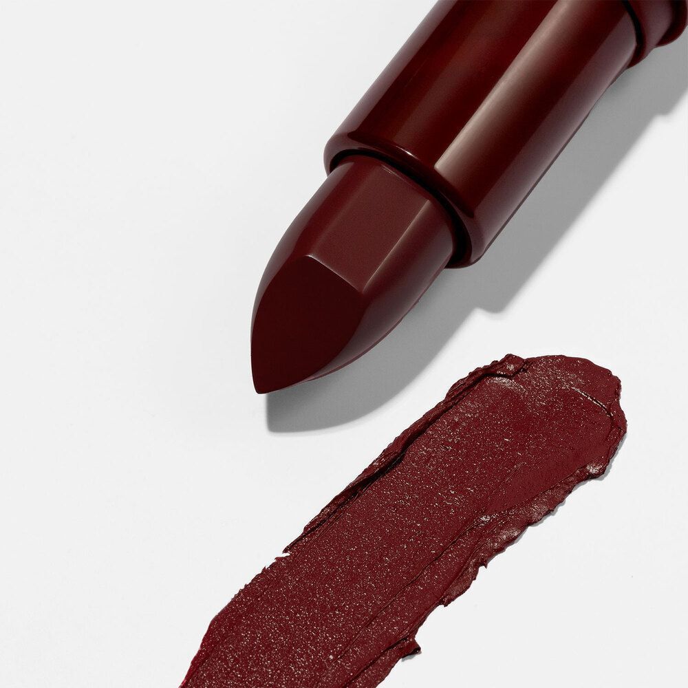 Rossetto ASTRA Make-Up Lip Creamynal e swatch di colore vino intenso.
